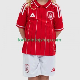 Nottingham Forest Børn Hjemme Fodboldsæt 2025-26 S/S (+ Korte bukser)